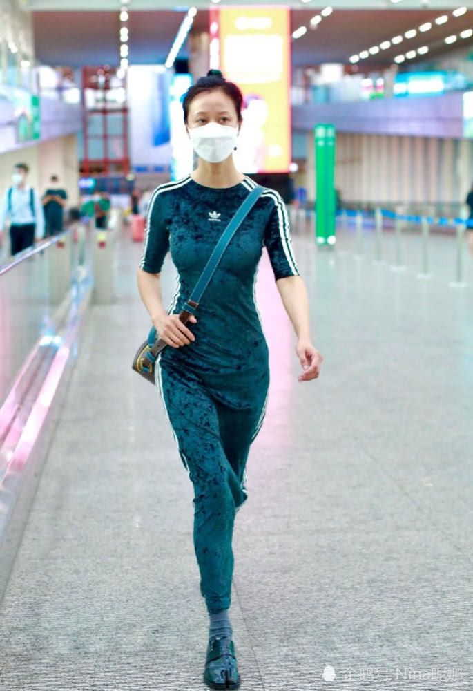 42岁倪虹洁比空姐还火辣，罕见连体裙秀沙漏身材，这打扮机场少见