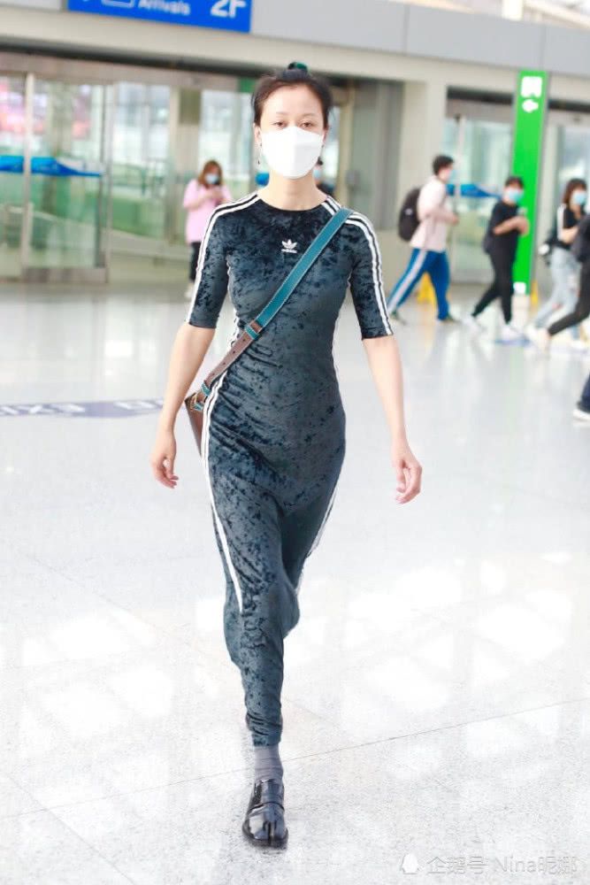 42岁倪虹洁比空姐还火辣，罕见连体裙秀沙漏身材，这打扮机场少见