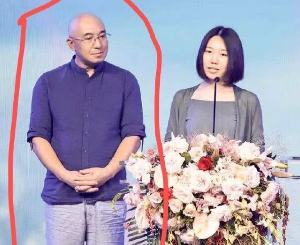 《舌尖》导演费佑明出轨同组女同事 妻子独自带孩30年惨遭离婚起诉