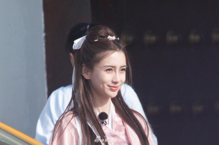 跑男路透Baby穿粉嫩古装似大家闺秀 胡可白衣飘飘仙气足