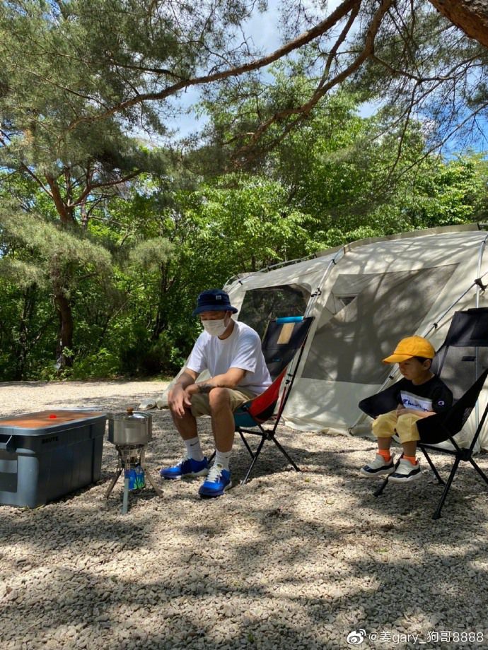姜gary晒与儿子外出野营照 小好头戴小黄帽坐姿呆萌可爱