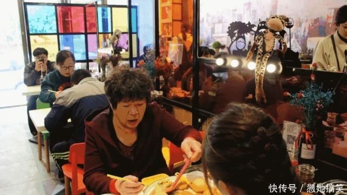 贾玲在武汉开面馆，顾客去吃一碗“猪脚面”，看到账单以为眼花了