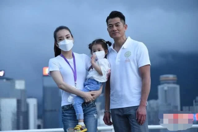  郭富城太太方媛公开童年照，指其中一个女儿很像她