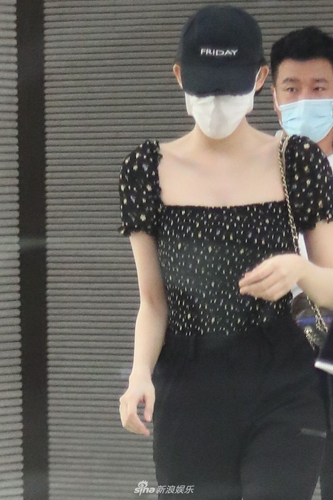 娜扎穿短款上衣身材高挑 复古甜美长腿吸睛赚足回头率