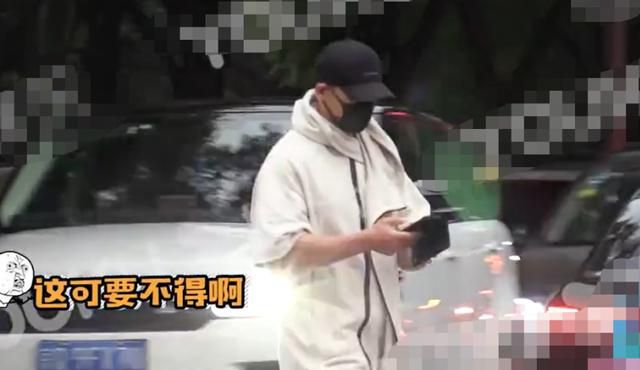  太危险！48岁赵文卓闯红灯，边过马路边看手机