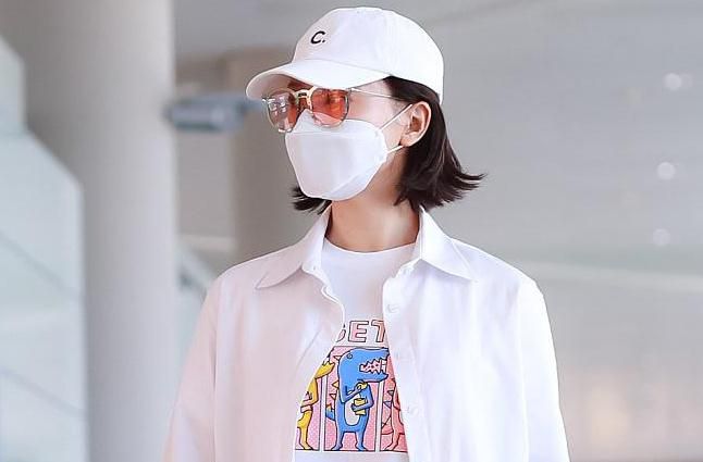 陈数短发戴鸭舌帽青春减龄