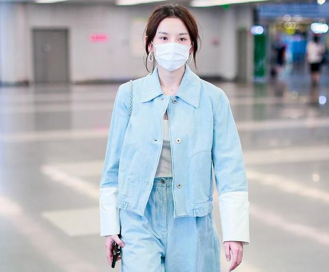 宋祖儿素颜眉眼清丽装扮时髦现身机场 频揉太阳穴显疲惫