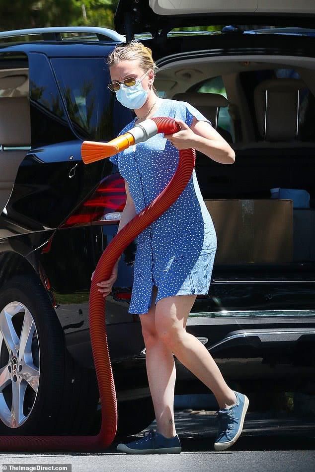 斯嘉丽·约翰逊清理豪车，穿着打扮引人注目