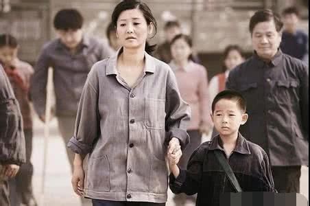 回首当年的电影《唐山大地震》，妈妈为何选择救儿子，却放弃了女儿？
