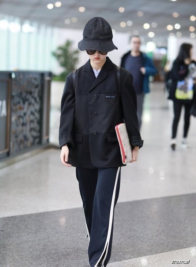 张子枫现身机场，穿黑色西装气质高冷，运动裤泄露年纪秘密太显小 
