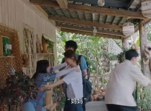 张子枫“爸爸妈妈”齐聚蘑菇屋，一家人团聚，何炅都羡慕她的幸福