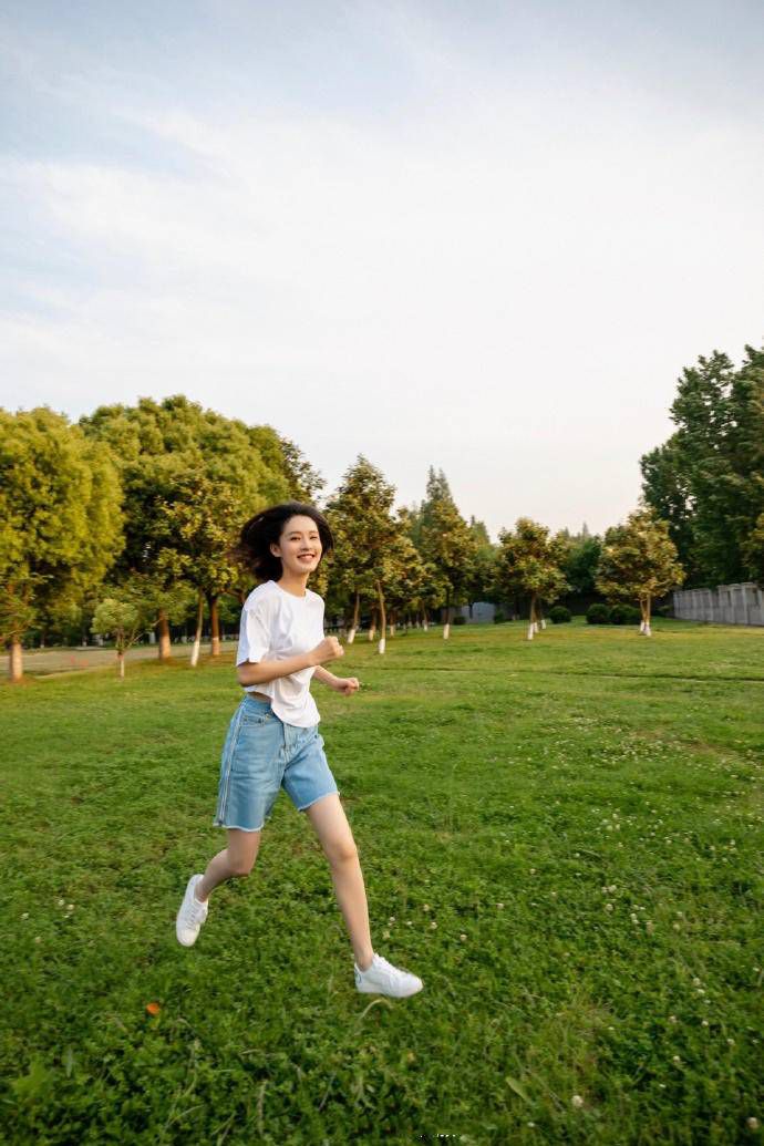 夏日必备的基础款单品，学李沁她们这样穿，完胜BM风！