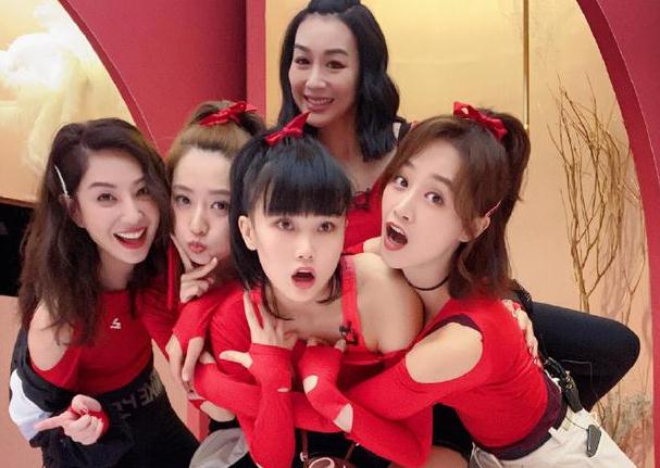 郑希怡分享合照 姐姐们穿红色舞台装酷超帅气