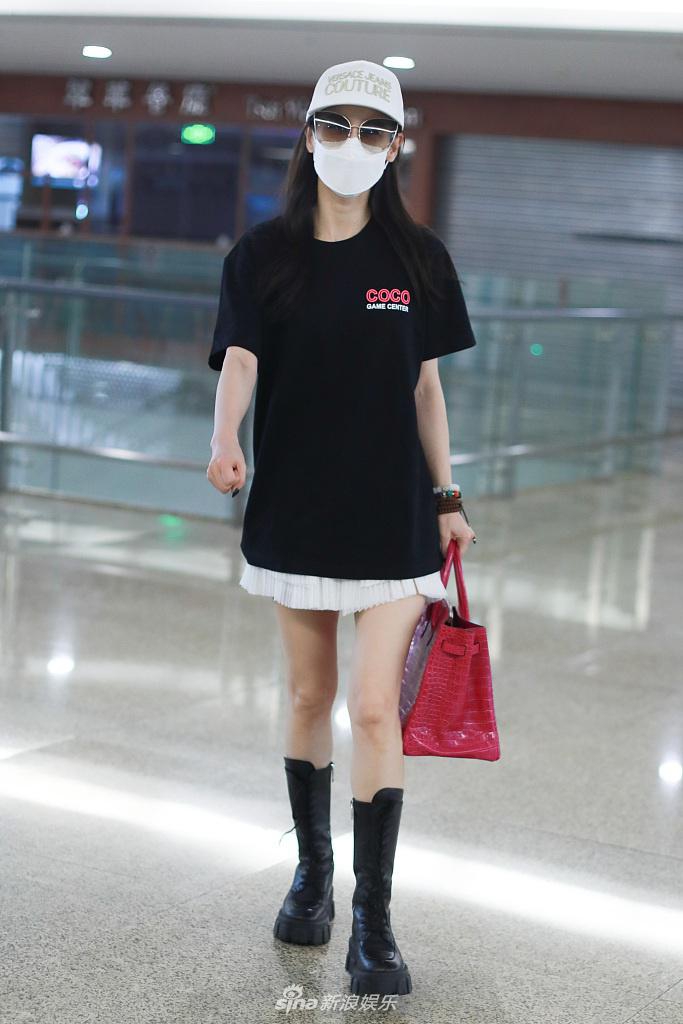 黄圣依黑T搭小白裙出镜 拎粉包一双美腿又白又直清新减龄