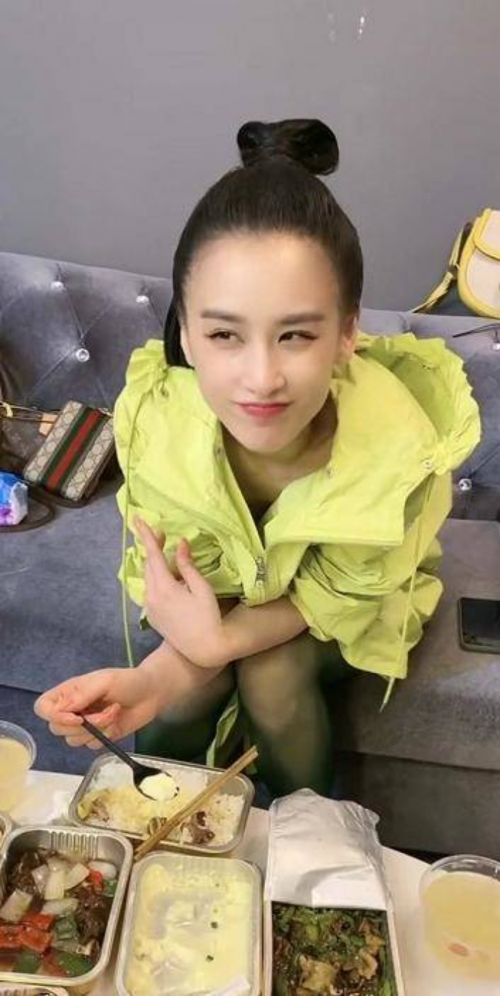 杨子晒探班黄圣依视频对镜露甜笑