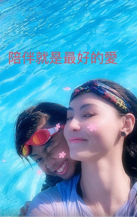 张柏芝晒与儿子合照
