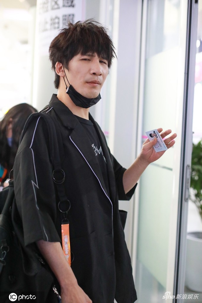 大张伟黑衣现身机场