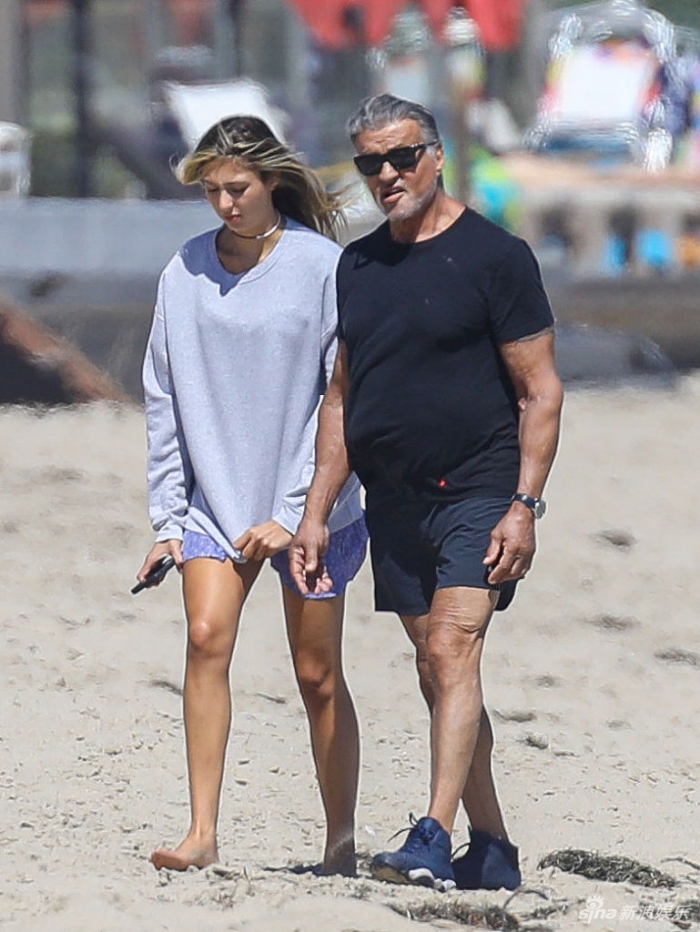 史泰龙带女儿海滩散步 斯嘉丽穿热裤秀美腿
