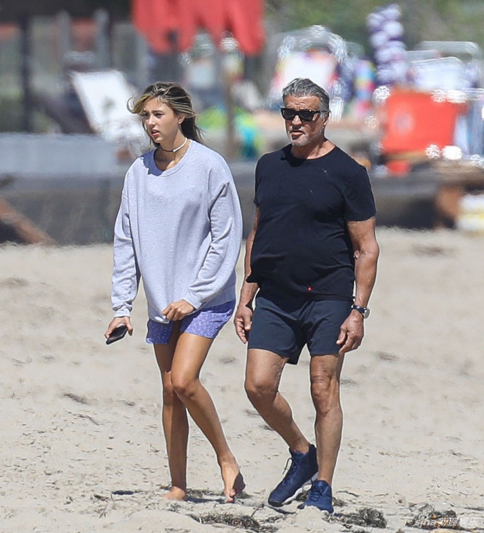 史泰龙带女儿海滩散步 斯嘉丽穿热裤秀美腿