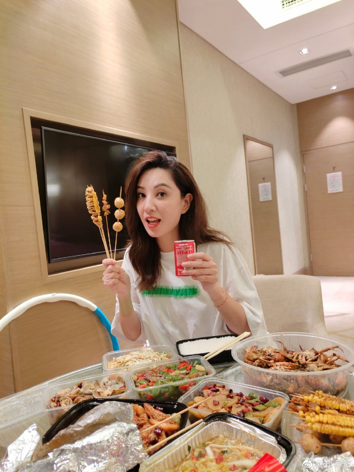 郑希怡一手烤串一手可乐 满桌美食太诱人