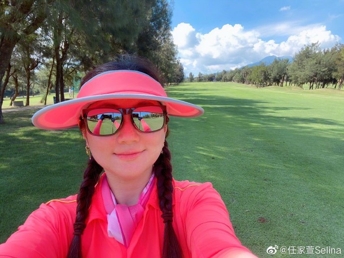 Selina穿粉红运动衣早起打高尔夫球 自诩高球小甜心