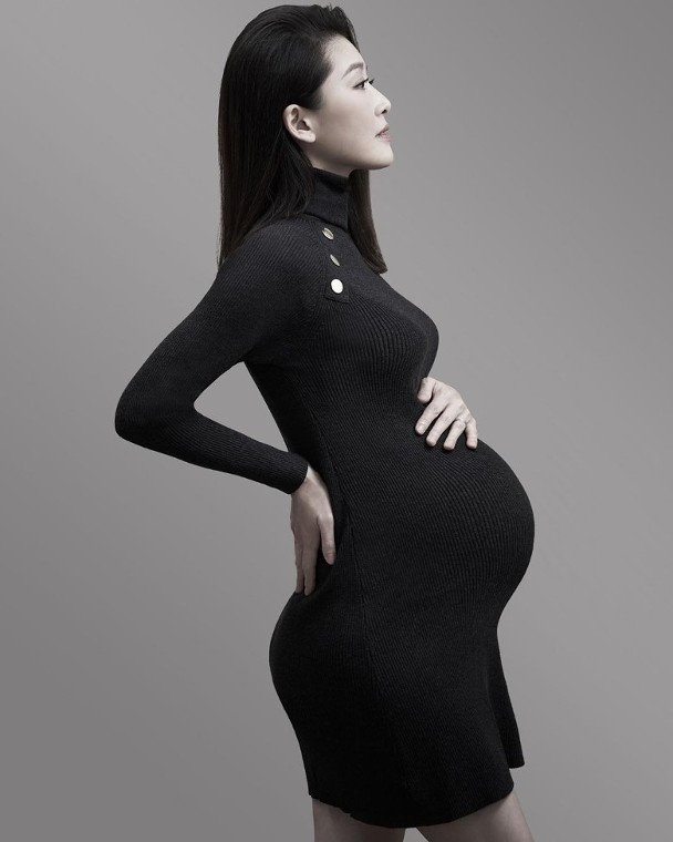 周丽淇首秀孕肚照 留言：“怀孕是一个很奇妙的过程