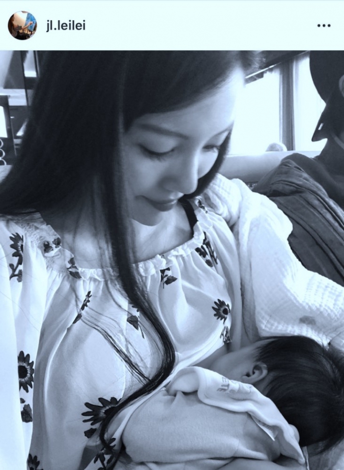 王力宏太太晒喂母乳照片，坐交通工具里散发母性光辉，画面很温馨