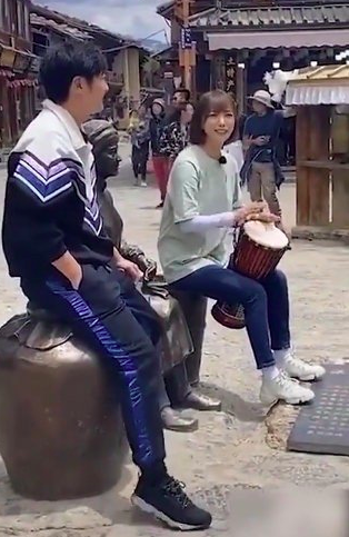 郭京飞王珞丹坐雕像？ 文旅局：并非文物 可以坐