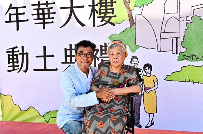 李宗盛与老母亲合影  画面温馨