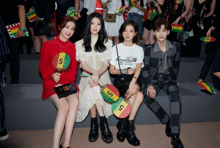 颜值天团！虞书欣万茜奚梦瑶白敬亭同排看秀