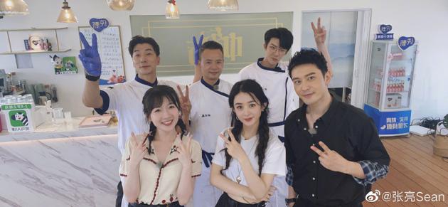 张亮就赵丽颖“扒拉饭碗”发声：大家舍不得浪费