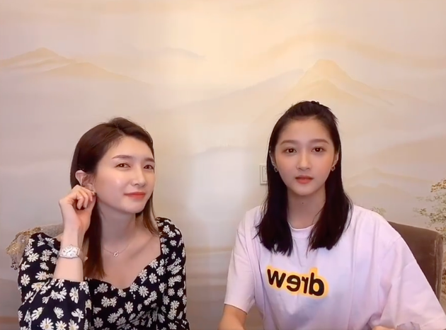 关晓彤给江疏影化C位妆闪闪亮亮