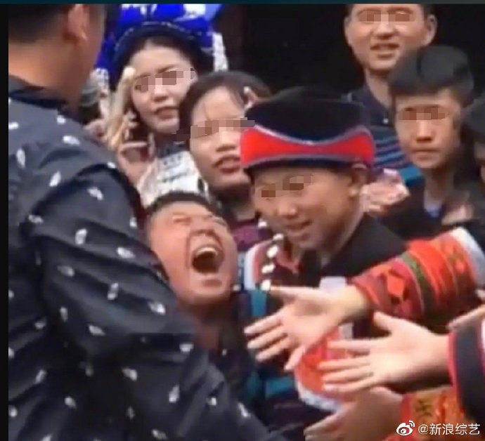 蔡徐坤出席活动获众人围观 小粉丝与其开心握手表情亮了