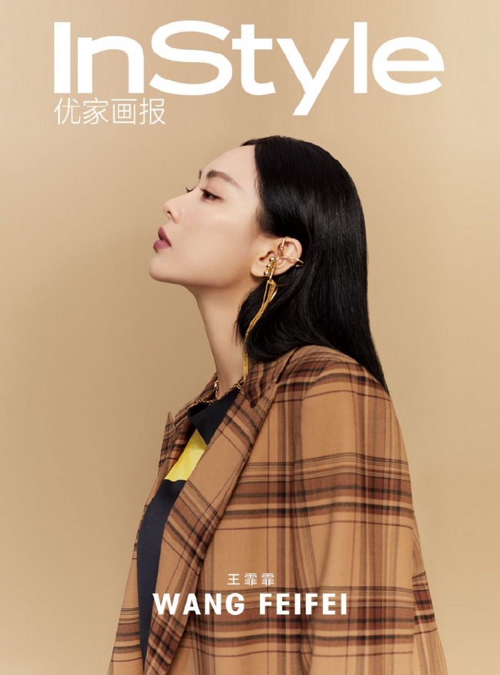 王霏霏格纹西装搭配复古半身裙 妆容精致冷艳御姐范十足