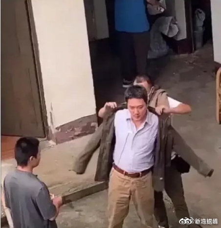冯绍峰小肚腩凸显疑发福
