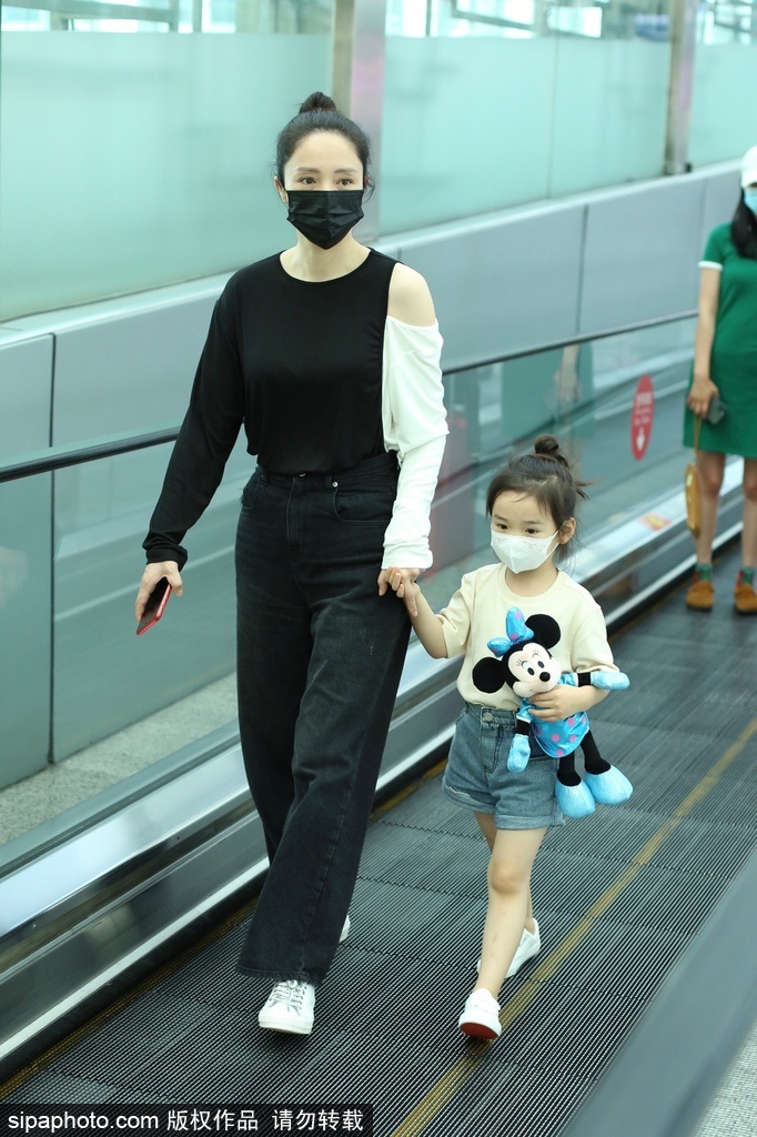 董璇携可爱女儿现身机场 画面温馨有爱
