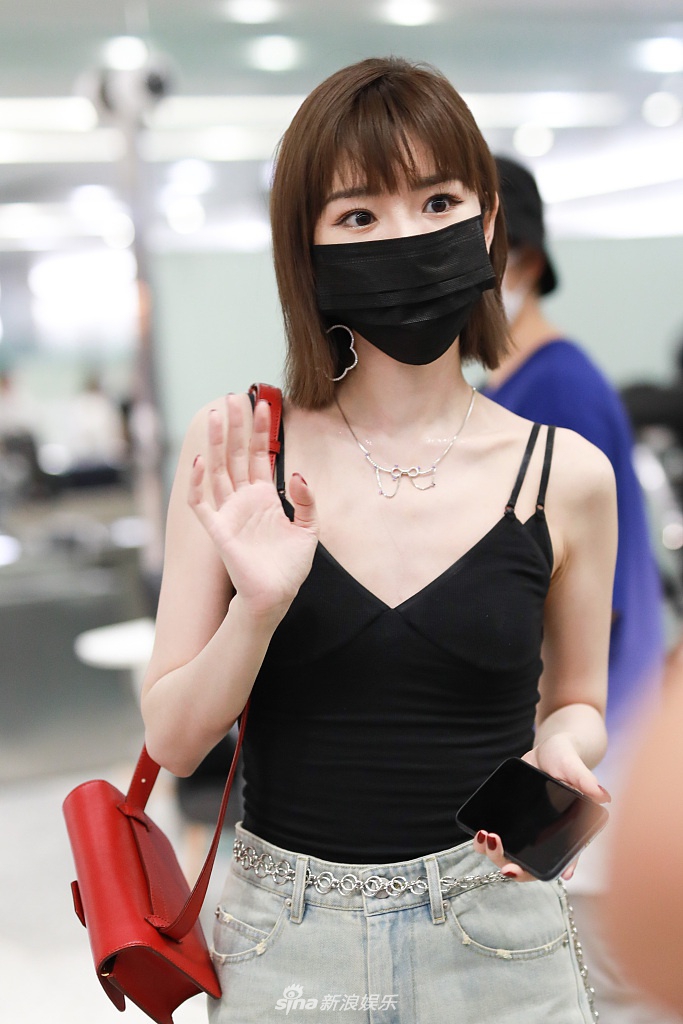 毛晓彤穿小吊带狂秀锁骨 见粉丝挥手互动甜美又性感