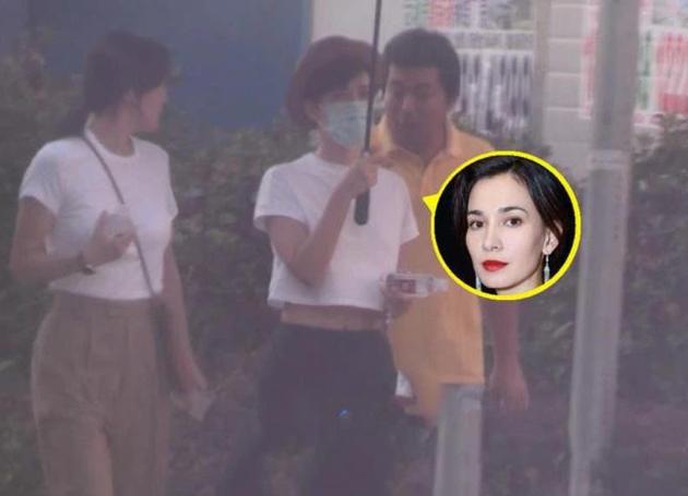 卢靖姗现身横店探班韩庚看房