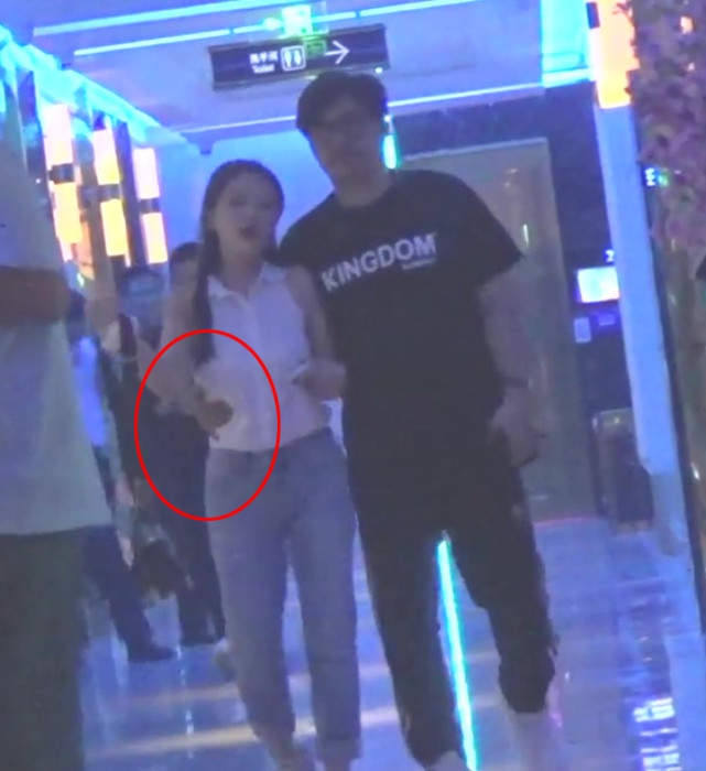 正面照！王岳伦与女性友人新互动画面流出