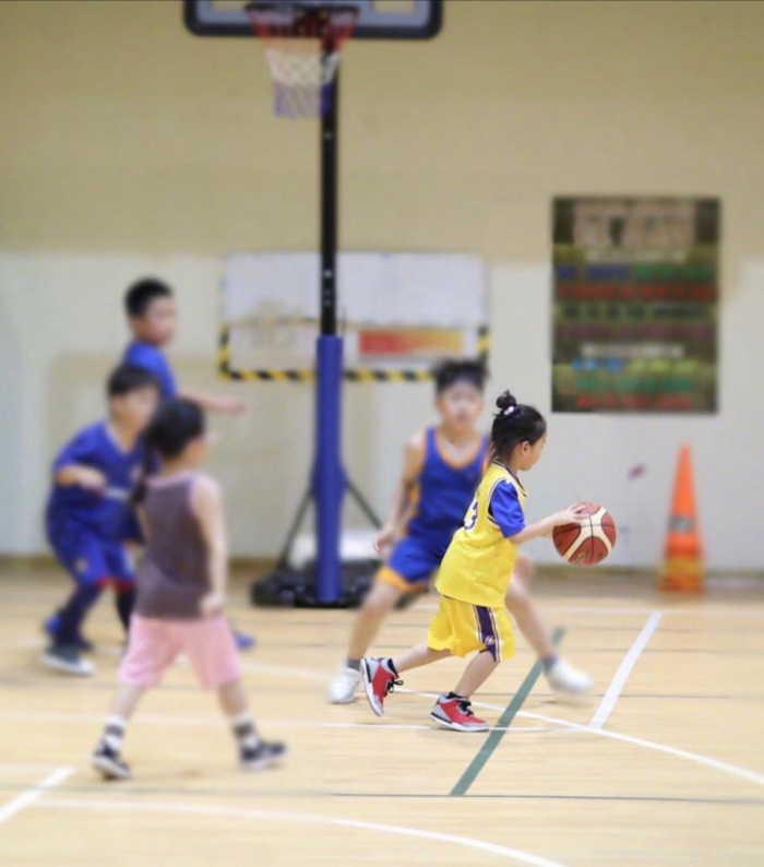 孙俪带女儿打篮球，小花妹妹活泼得像男孩子，穿球衣球鞋打球熟练，