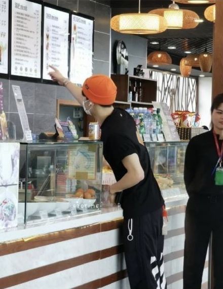 街访偶遇王嘉尔   接受了随机街访