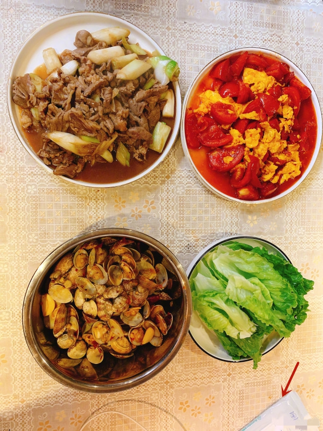 张若昀晒他做的各种美食，准备四菜一汤很轻松，被赞是下一个黄磊