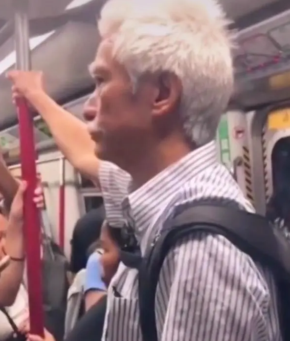 73岁“霍元甲”近照曝光 满头白发低调出行挤地铁