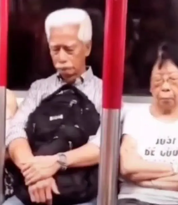 73岁“霍元甲”近照曝光 满头白发低调出行挤地铁