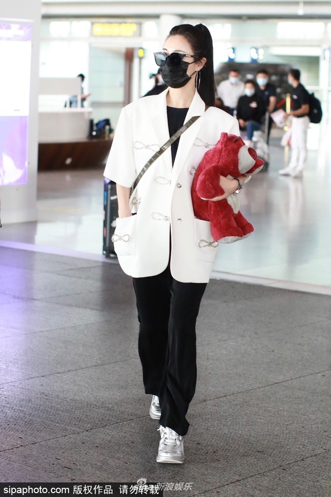 带货女王薇娅现身机场 梳高马尾穿白色西服外套干练时髦