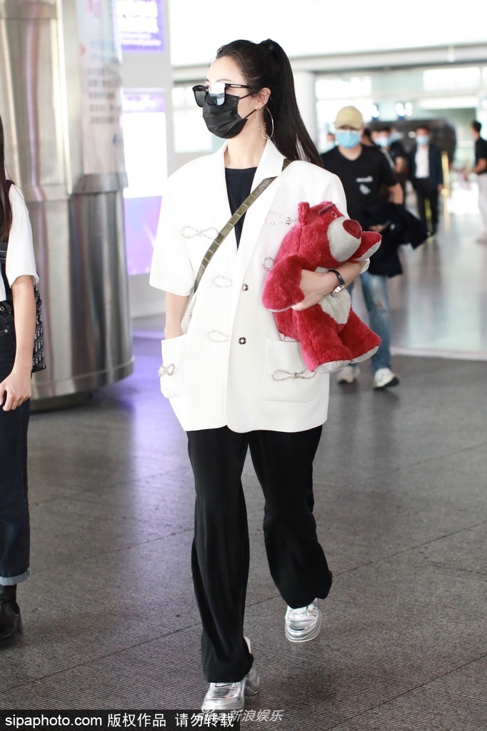 带货女王薇娅现身机场 梳高马尾穿白色西服外套干练时髦