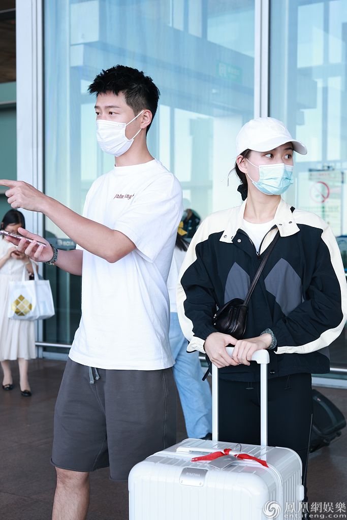 窦骁何超莲机场罕见同框