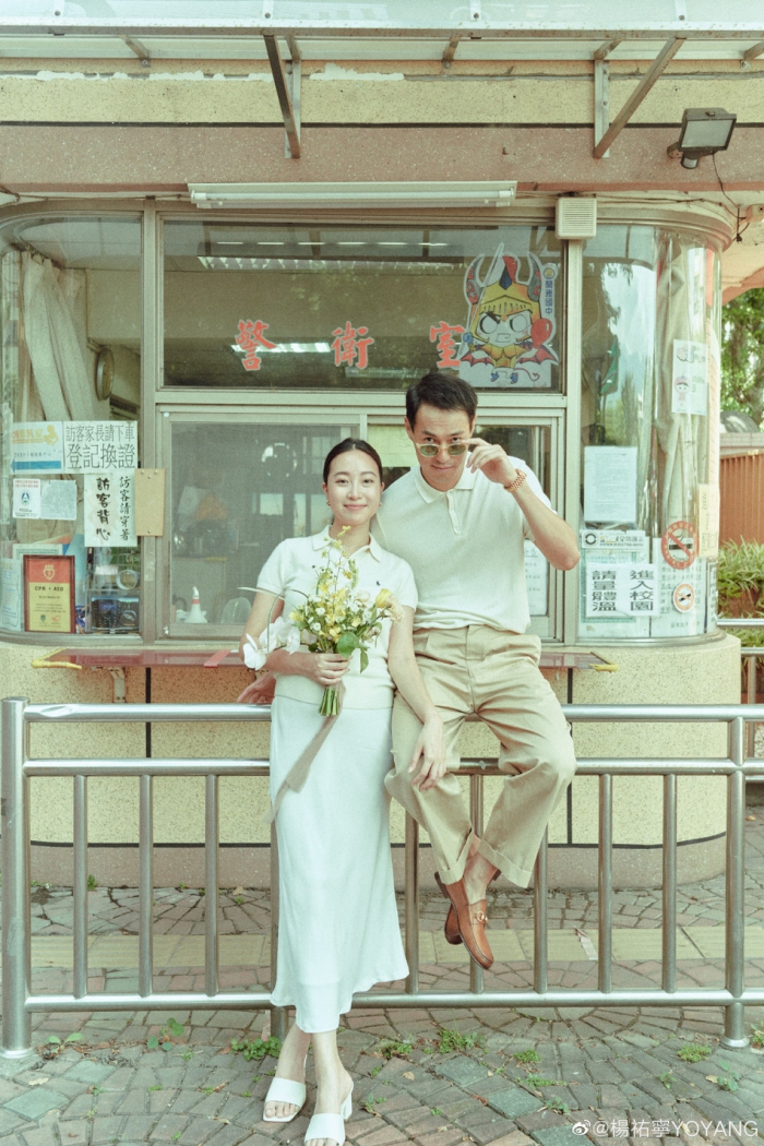 杨祐宁晒照宣布结婚喜讯 