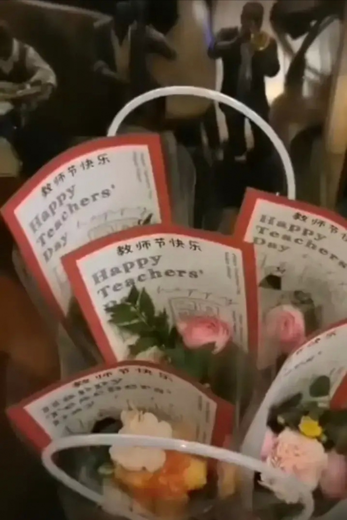 李小璐又惹争议，教师节让甜馨送老师礼物，还晒朋友圈！