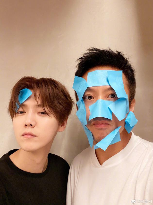 鹿晗笑邓超脸油贴满吸油纸